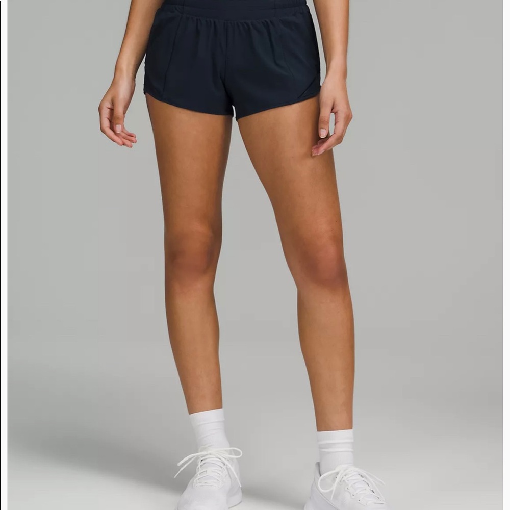 Lululemon Hot Hotty Low Rise 2.5in lined shorts, Size 4, excellent condition